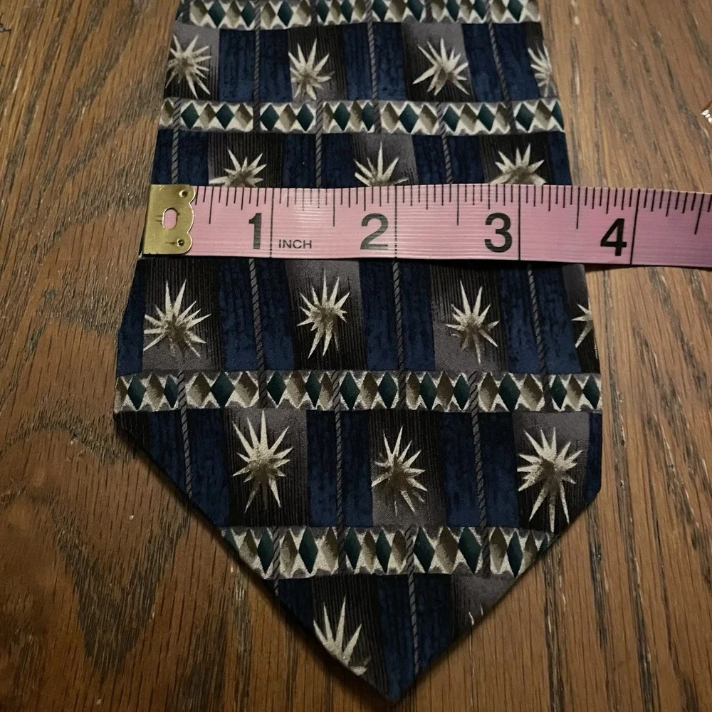Jimmy V. Mens Neck Tie‎ 100% Silk The V Foundation By Stonehenge USA
